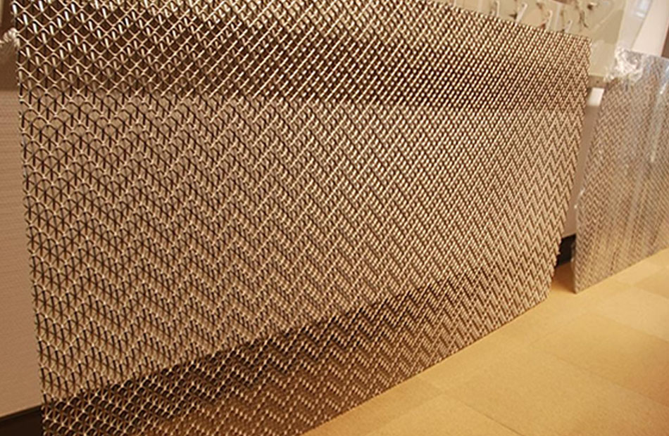 Woven wire panels enhance lighting effects and material contrasts